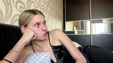 Snapshot of juanastrefeler chatting on 4, 6, 2026 Lola online show from 4, 6, 2026