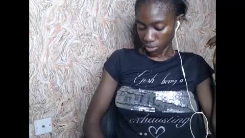Snapshot of juicyberryx chatting on 11, 2, 2025 queen online show from 11, 2, 2025