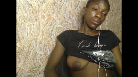 Snapshot of juicyberryx chatting on 19, 2, 2025 queen online show from 19, 2, 2025