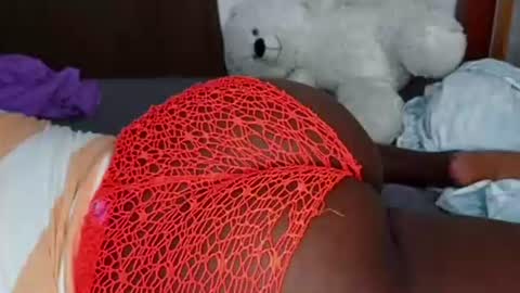 Snapshot of juicybooty_001 chatting on 28, 10, 2025 Sweetass online show from 28, 10, 2025