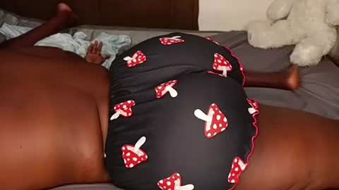 Snapshot of juicybooty_001 chatting on 29, 10, 2025 Sweetass online show from 29, 10, 2025