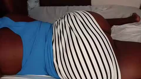 Snapshot of juicybooty_001 chatting on 30, 10, 2025 Sweetass online show from 30, 10, 2025