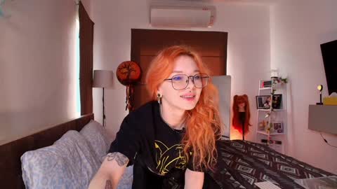Snapshot of juicyshow chatting on 15, 10, 2025 Hiya Im your sweet Lia online show from 15, 10, 2025