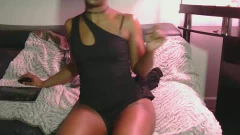 Snapshot of juiicybee chatting on 3, 2, 2025 Juiicy Bunns online show from 3, 2, 2025