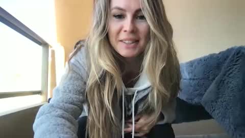 Snapshot of julialemilf chatting on 18, 4, 2026 julialemilf online show from 18, 4, 2026