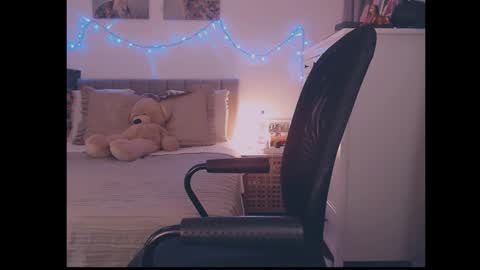 julialiones online show from 19, 2, 2026