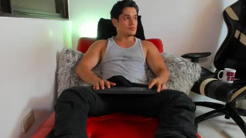 julian_wallace online show from 15, 4, 2026