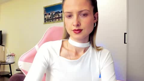 Snapshot of julie_flores chatting on 15, 10, 2025 Julie online show from 15, 10, 2025