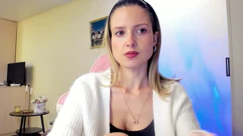 Snapshot of julie_flores chatting on 19, 10, 2025 Julie online show from 19, 10, 2025