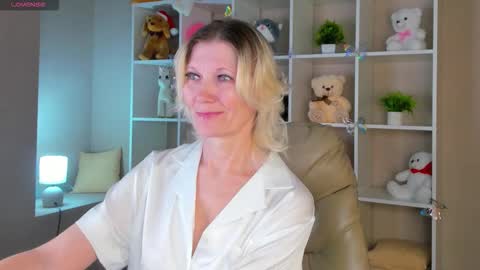 Julie Lucasss online show from 23, 2, 2026