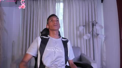 Snapshot of juliensaint_ chatting on 19, 4, 2026 Julien online show from 19, 4, 2026