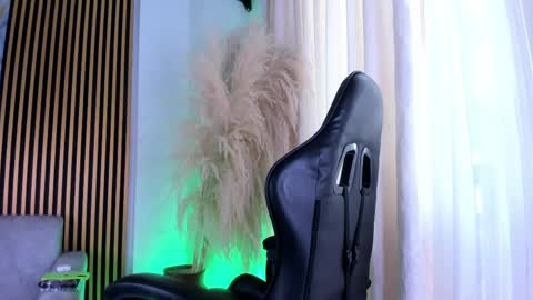 Snapshot of juliensaint_ chatting on 6, 5, 2026 Julien online show from 6, 5, 2026