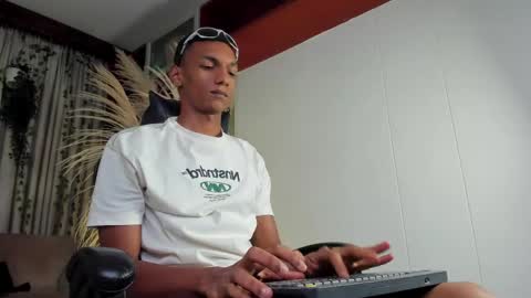 Snapshot of juliensaint_ chatting on 15, 5, 2026 Julien online show from 15, 5, 2026