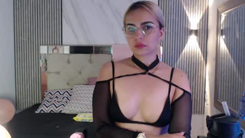 Snapshot of julieta__fox_ chatting on 17, 5, 2026 julieta__fox_ online show from 17, 5, 2026