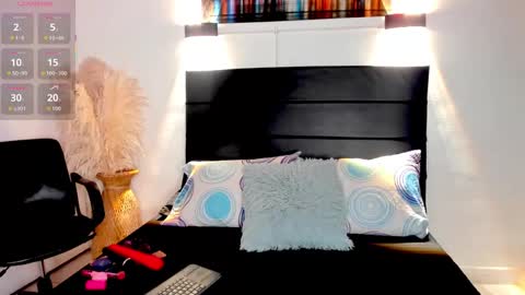 Snapshot of julieta_coopeer_ chatting on 9, 11, 2025 Julieta online show from 9, 11, 2025