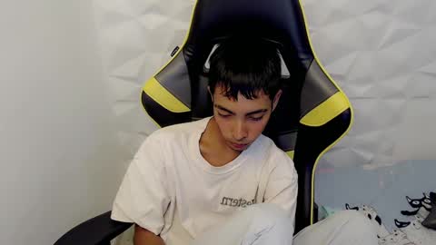 Snapshot of justinn_33 chatting on 27, 2, 2025 J U S T I N online show from 27, 2, 2025