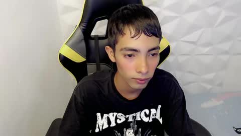Snapshot of justinn_33 chatting on 4, 3, 2025 J U S T I N online show from 4, 3, 2025
