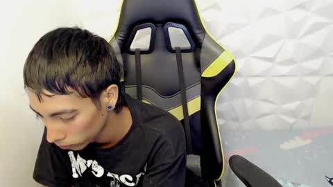Snapshot of justinn_33 chatting on 5, 3, 2025 J U S T I N online show from 5, 3, 2025