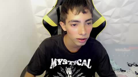 Snapshot of justinn_33 chatting on 6, 3, 2025 J U S T I N online show from 6, 3, 2025