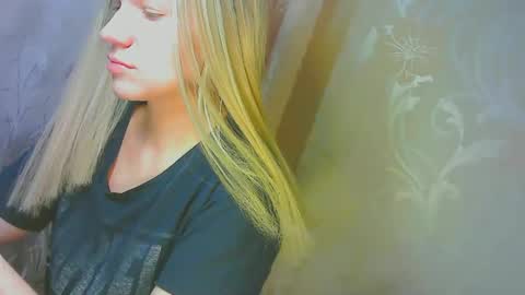 Snapshot of karolynafox chatting on 19, 9, 2025 Caroline Fox online show from 19, 9, 2025