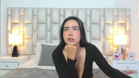 katy blonde girl and paola big boobs online show from 1, 6, 2026