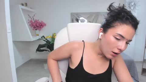 Snapshot of kendaall_jenner chatting on 1, 2, 2025 Kendall Jenner online show from 1, 2, 2025