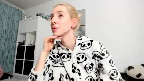 Kenzie online show from 9, 11, 2025