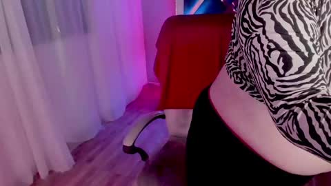 Snapshot of kenziesharik chatting on 4, 3, 2025 Kenzie online show from 4, 3, 2025