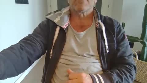 Snapshot of kermitgp3 chatting on 17, 5, 2026 Anton online show from 17, 5, 2026