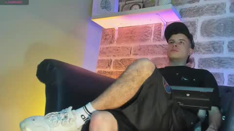 Snapshot of kevinn_blue chatting on 29, 10, 2025 Sexy Hot Kevin online show from 29, 10, 2025