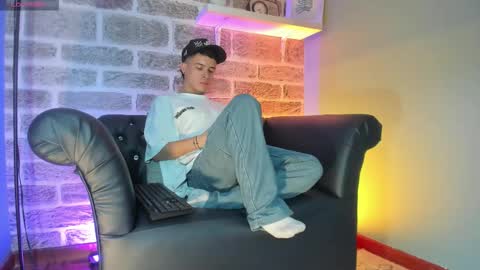 Snapshot of kevinn_blue chatting on 30, 10, 2025 Sexy Hot Kevin online show from 30, 10, 2025