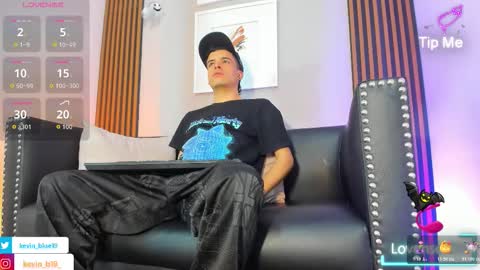Snapshot of kevinn_blue chatting on 6, 11, 2025 Sexy Hot Kevin online show from 6, 11, 2025