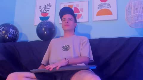 Snapshot of kevinn_blue chatting on 12, 11, 2025 Sexy Hot Kevin online show from 12, 11, 2025