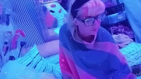 kikilovespartylights online show from 18, 1, 2026