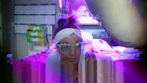 kikilovespartylights online show from 9, 3, 2026