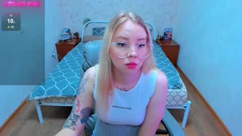 Snapshot of kim_girl_next_door chatting on 8, 11, 2025 KIM online show from 8, 11, 2025