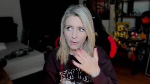 Wolfs Girl online show from 23, 9, 2025