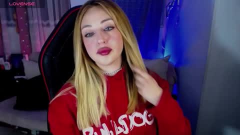 Snapshot of kinkydoll_ chatting on 22, 12, 2025 Sara online show from 22, 12, 2025