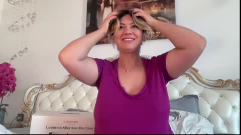 Snapshot of kiradivine chatting on 22, 10, 2025 KiraDivine online show from 22, 10, 2025