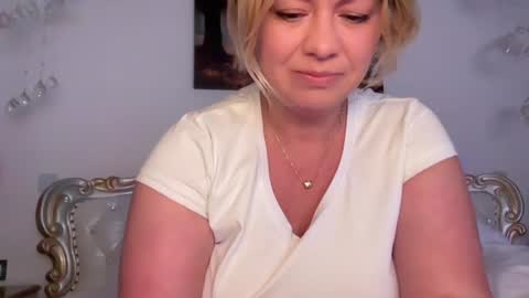 Snapshot of kiradivine chatting on 28, 11, 2025 KiraDivine online show from 28, 11, 2025