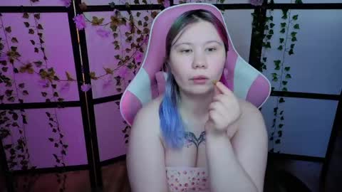 Snapshot of kitsune_little chatting on 31, 5, 2026 kitsune_little online show from 31, 5, 2026