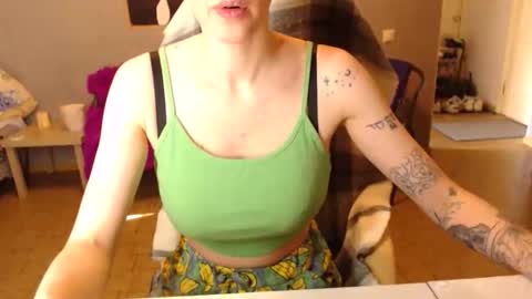 Snapshot of kittylovemoon chatting on 6, 5, 2026 KittyloveMoon online show from 6, 5, 2026
