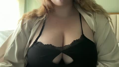 Snapshot of knightmae22 chatting on 28, 6, 2026 Mae Knight online show from 28, 6, 2026