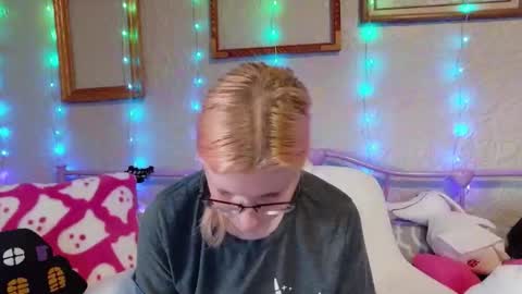 Snapshot of kunzitegoddess chatting on 22, 4, 2026 Samantha online show from 22, 4, 2026