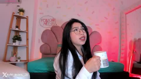 Snapshot of kylie_evans_18 chatting on 29, 4, 2026 Kylie online show from 29, 4, 2026