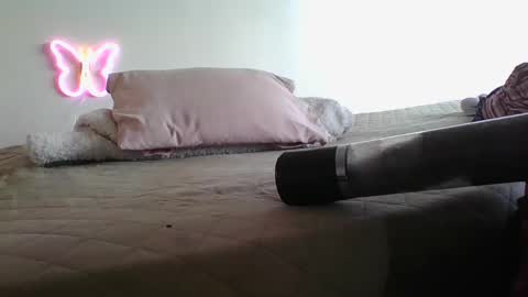 lachickadelbronx online show from 25, 1, 2025