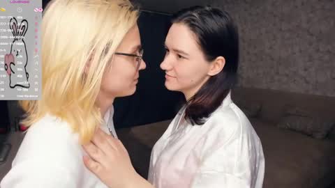 Snapshot of lacyedison chatting on 18, 5, 2026 Violet and Isabel online show from 18, 5, 2026