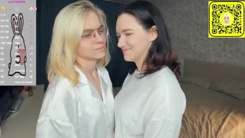 Snapshot of lacyedison chatting on 29, 5, 2026 Violet and Isabel online show from 29, 5, 2026