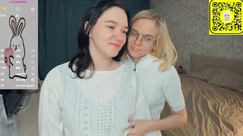 Snapshot of lacyedison chatting on 30, 5, 2026 Violet and Isabel online show from 30, 5, 2026