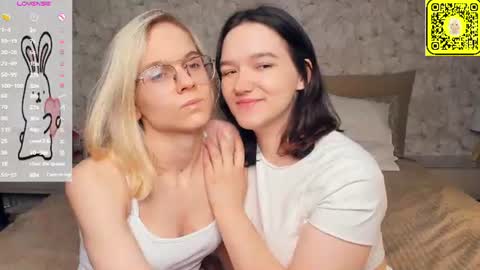 Snapshot of lacyedison chatting on 25, 6, 2026 Violet and Isabel online show from 25, 6, 2026